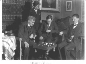 Emanuel Lasker intento a giocare una partita di Go