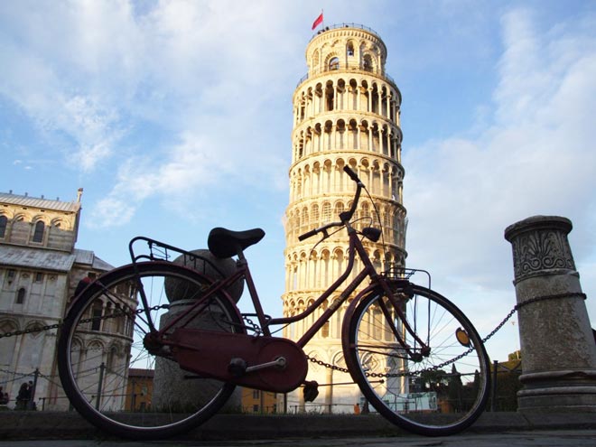 Pisa_Febbraio2007_046-Torre-di-Pisa-con-bicicletta-900x675
